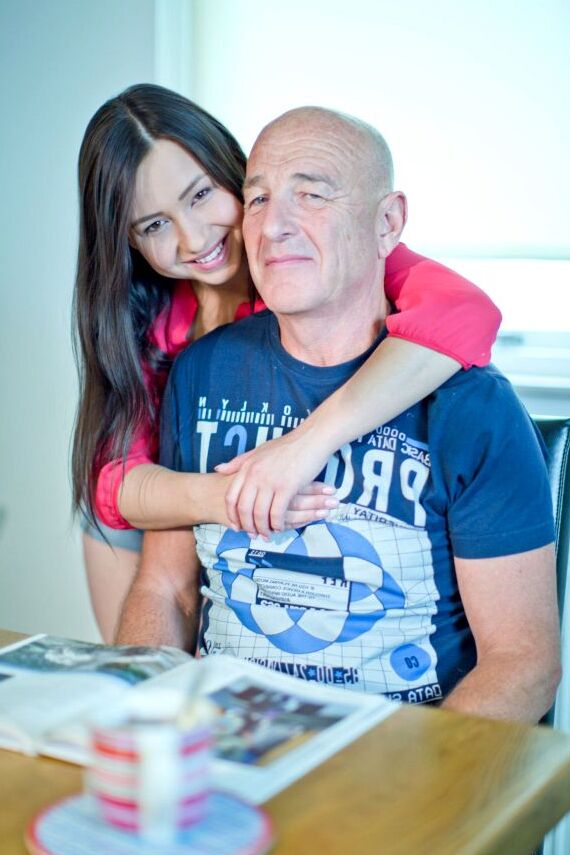 16P L'adorable adolescente Taylor Sands suce et baise son très vieux Sugar Daddy