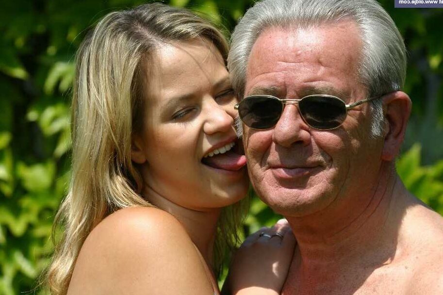 21P Adolescente loira com peitos pequenos Gemmy leva a tesão dura de um cara velho ao ar livre