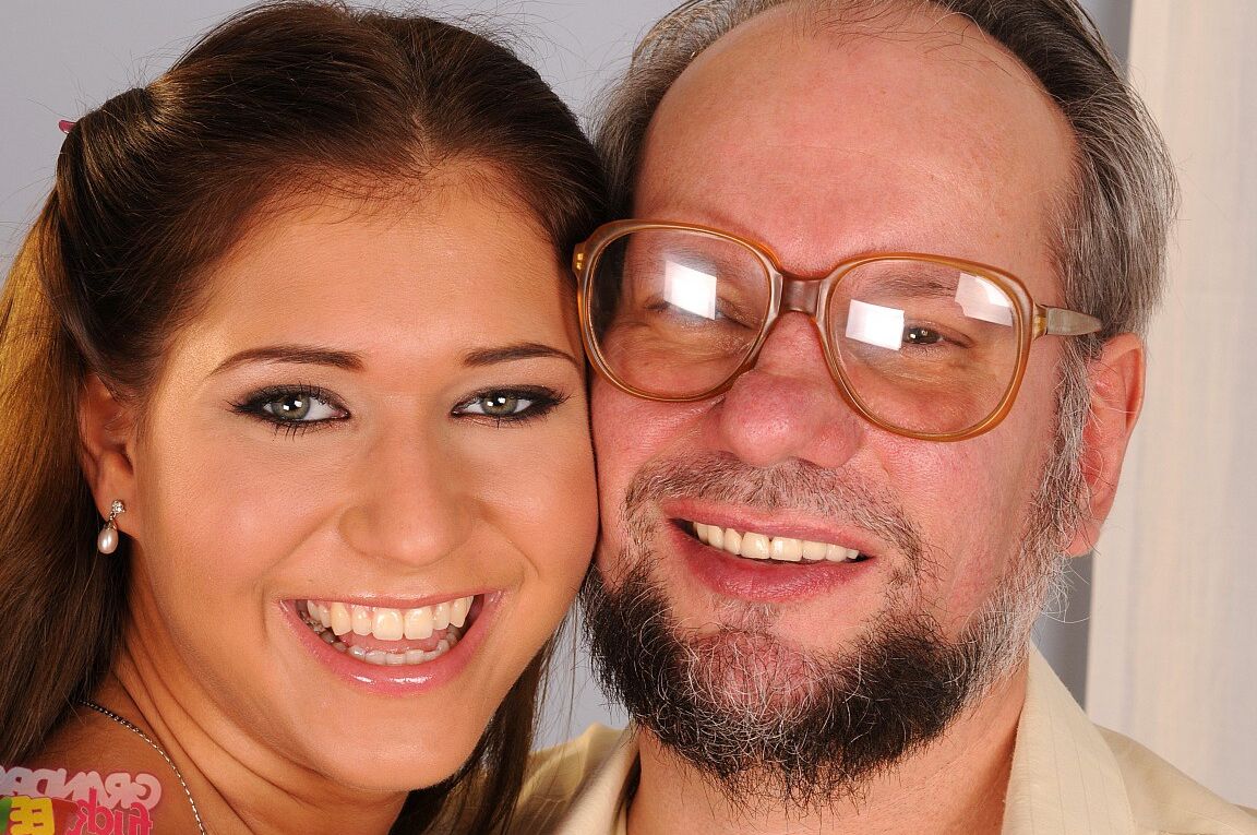 19P Linda Ray, une jeune hongroise aux petits seins, se fait défoncer par un grand-père bizarre