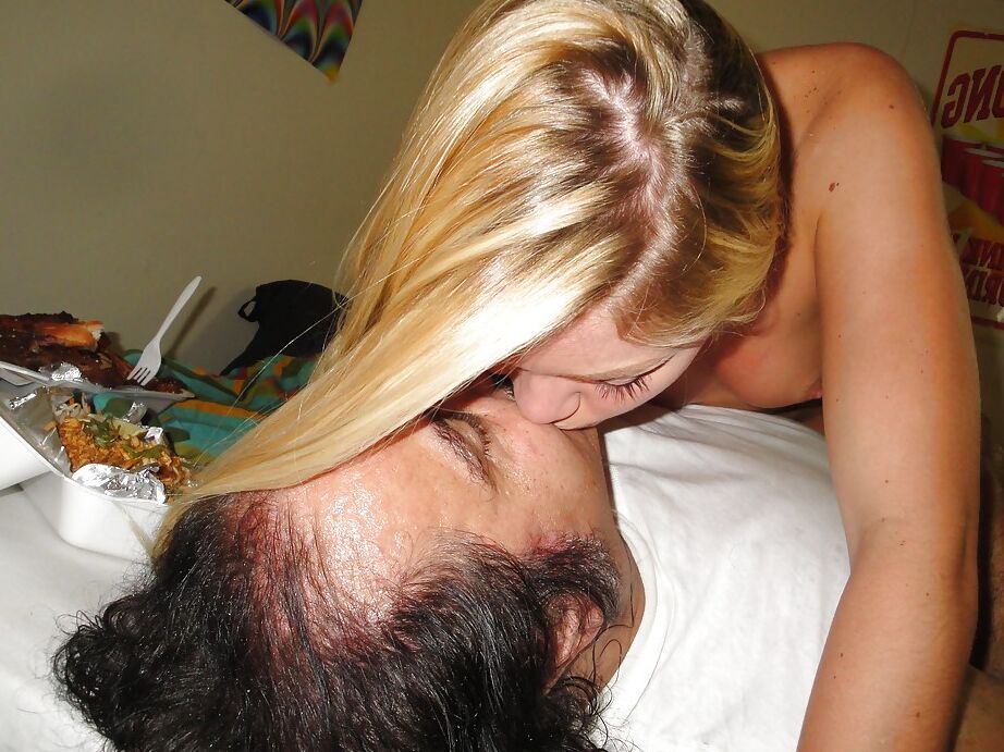 16P A adolescente brincalhona Jessie Andrews pegando o pau de um grande velho para foder