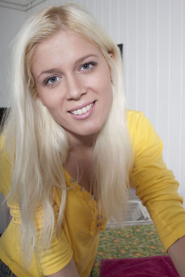17P Das junge blonde Mädchen Sweet Cat lutscht und fickt einen alten Mann mit großer Souveränität