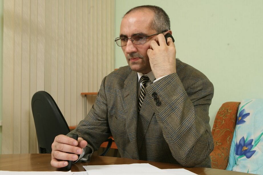 16P Universitária ruiva é enganada para fazer sexo hardcore com seu antigo professor