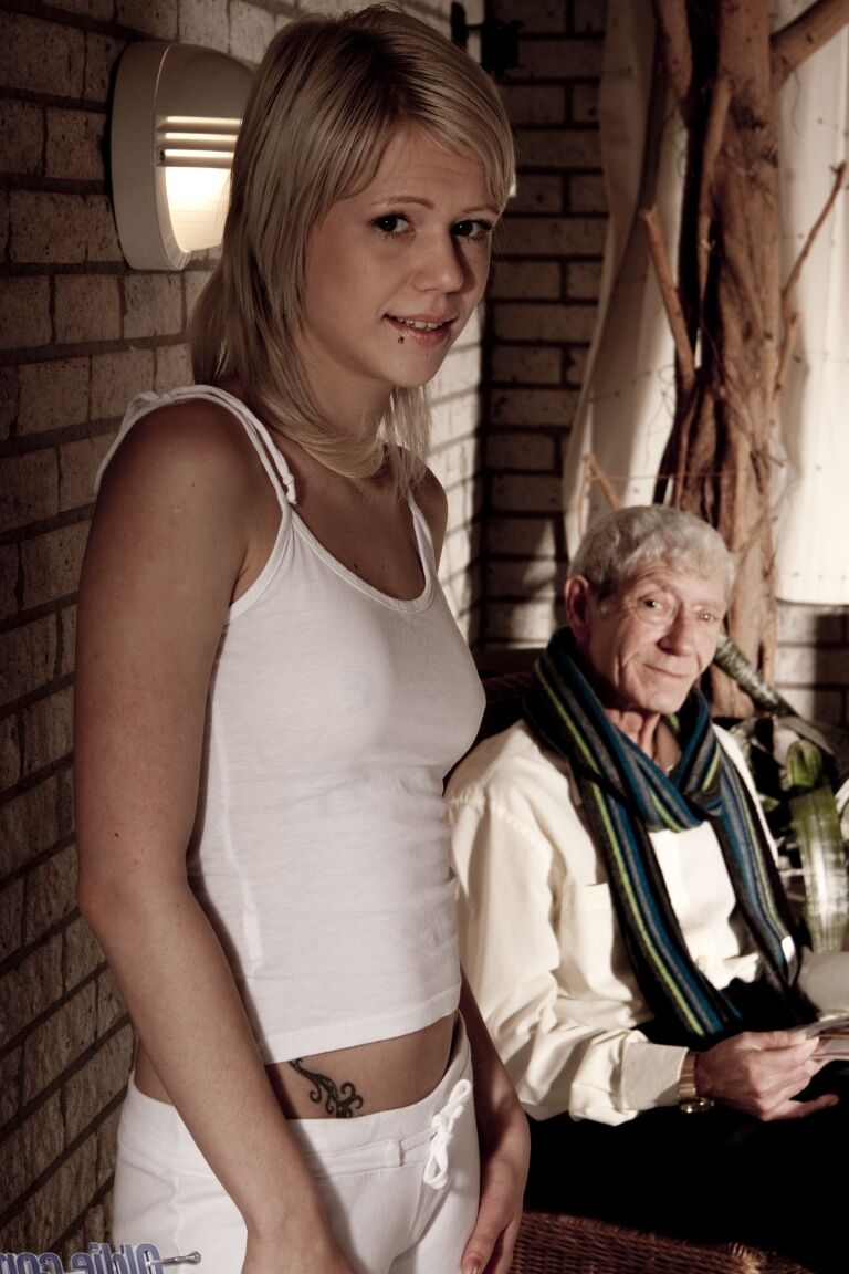 17P Hübsches blondes Mädchen tauscht einen Oralsex aus, bevor sie ihren wirklich alten Liebhaber fickt