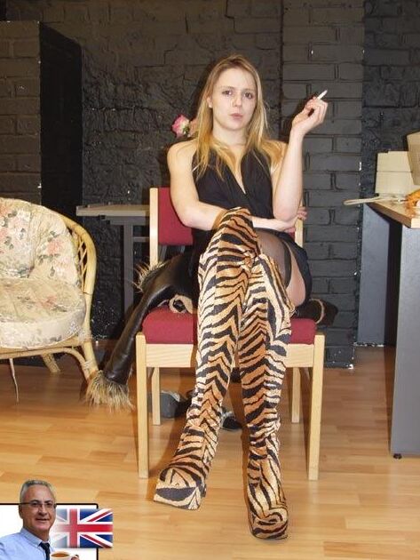 18P Claudia, une jeune blonde impertinente en cuissardes, profite d'une jeune vieille levrette anale