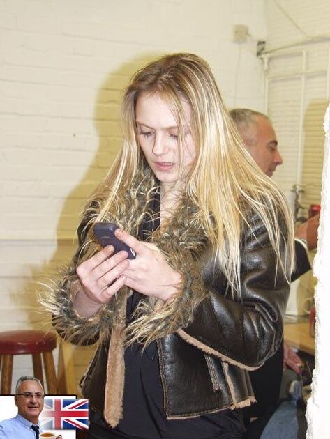 18P Claudia, une jeune blonde impertinente en cuissardes, profite d'une jeune vieille levrette anale