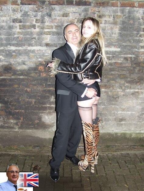 18P Claudia, une jeune blonde impertinente en cuissardes, profite d'une jeune vieille levrette anale