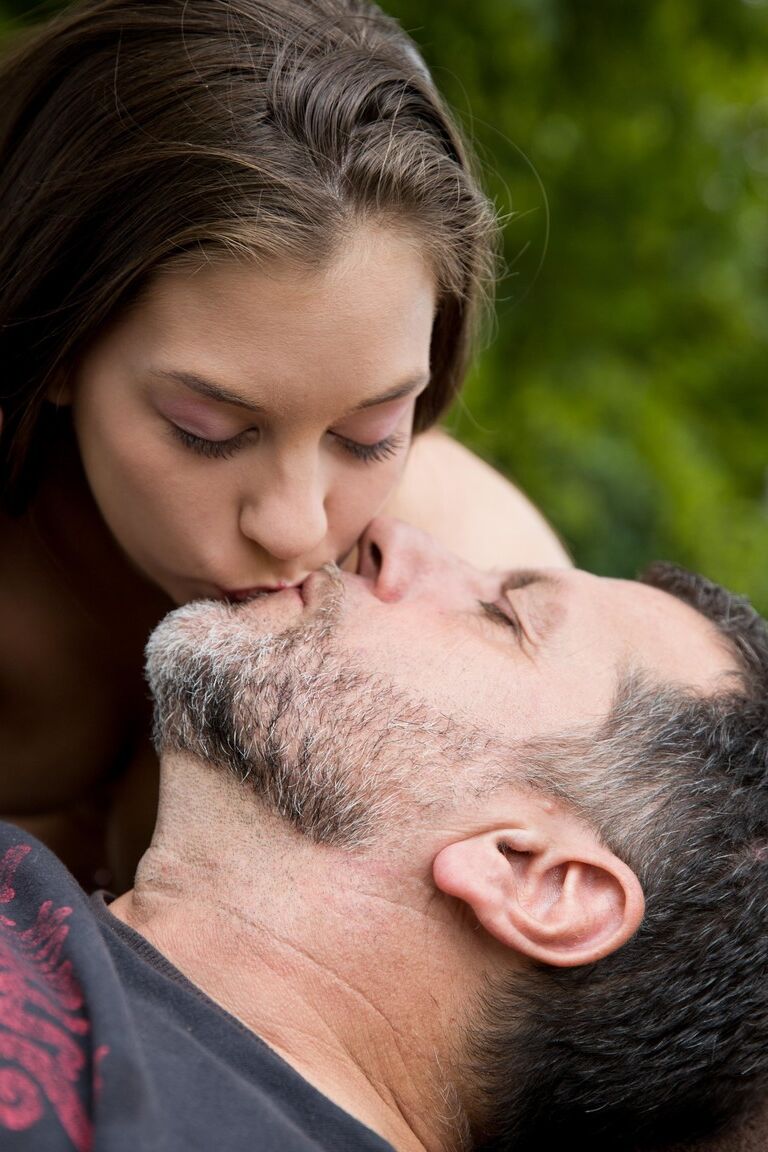 15P Linda jovencita vive su fantasía de tener sexo duro con un chico mayor