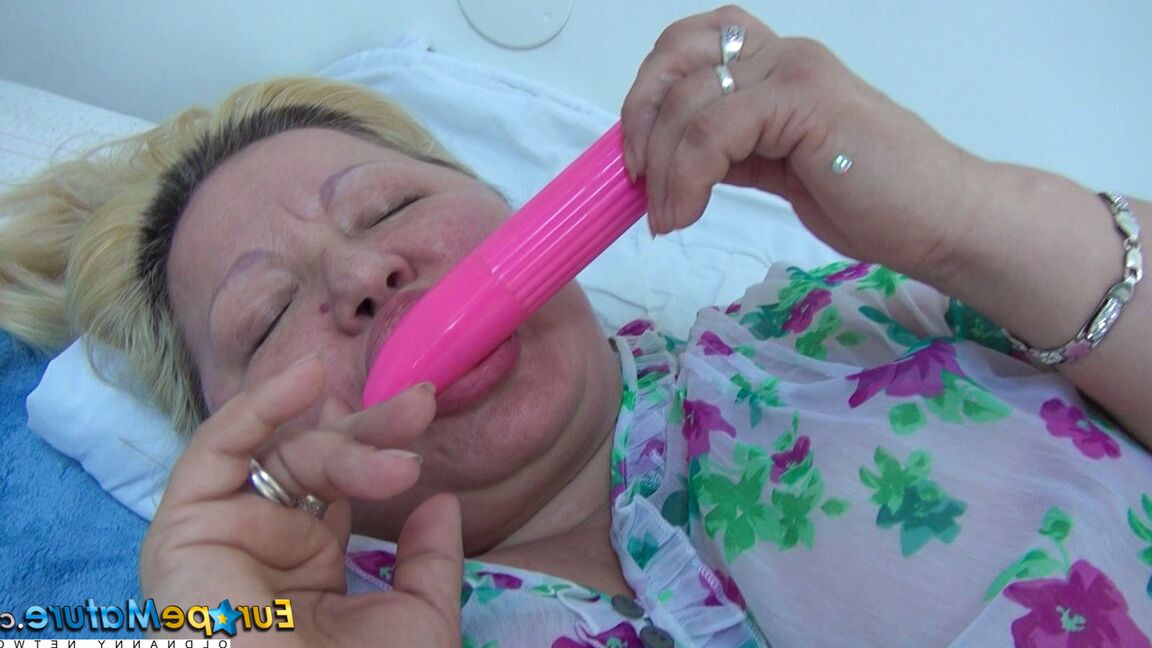 21P Vovó gordinha Rosa dando prazer à sua buceta faminta com um vibrador rosa de perto
