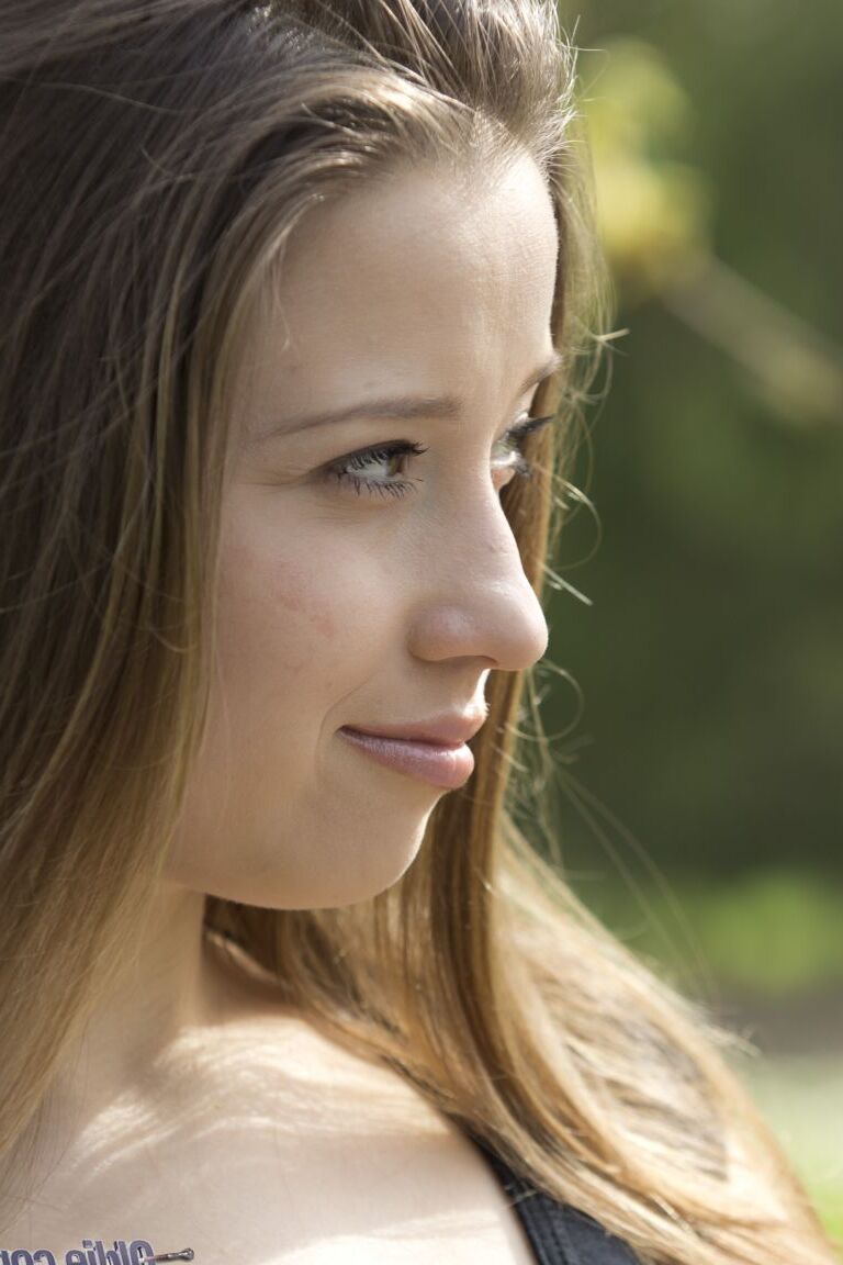 21P Das geile Teen Taissia zieht sich aus, verführt einen alten Liebhaber und gibt ihm einen schönen Blowjob
