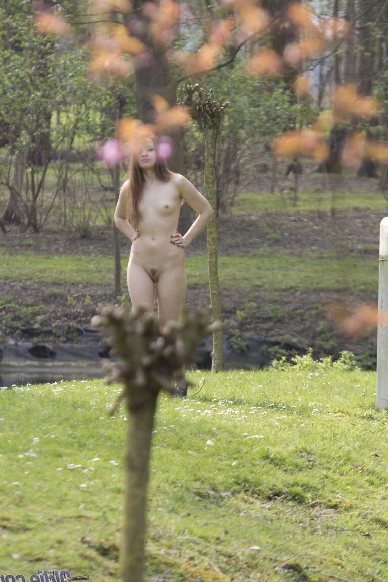 21P Das geile Teen Taissia zieht sich aus, verführt einen alten Liebhaber und gibt ihm einen schönen Blowjob