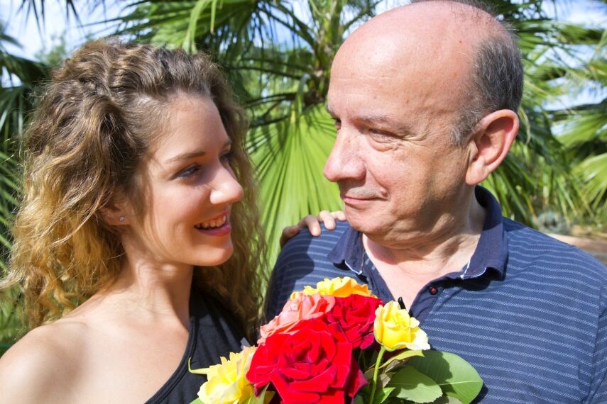 16P Une ado mince aux cheveux longs suce et baise son vieux sugar daddy dans son jardin