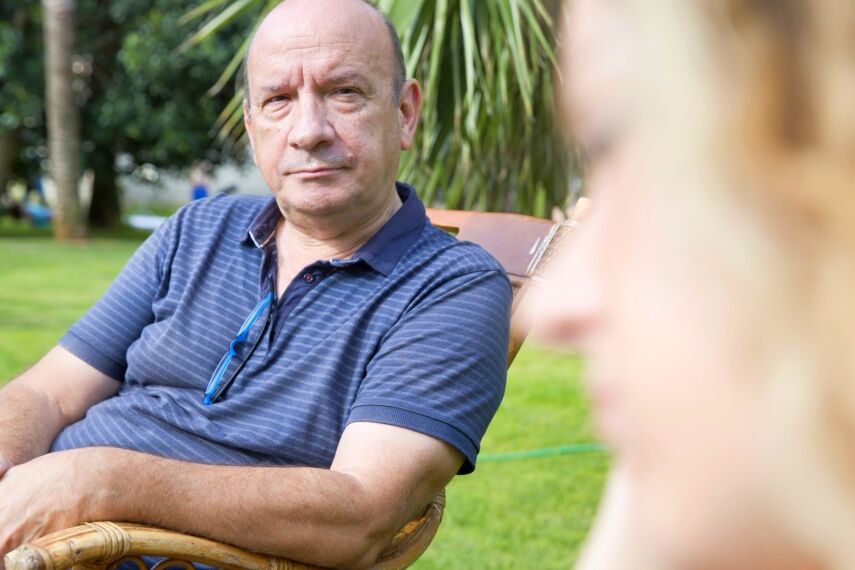 16P Une ado mince aux cheveux longs suce et baise son vieux sugar daddy dans son jardin