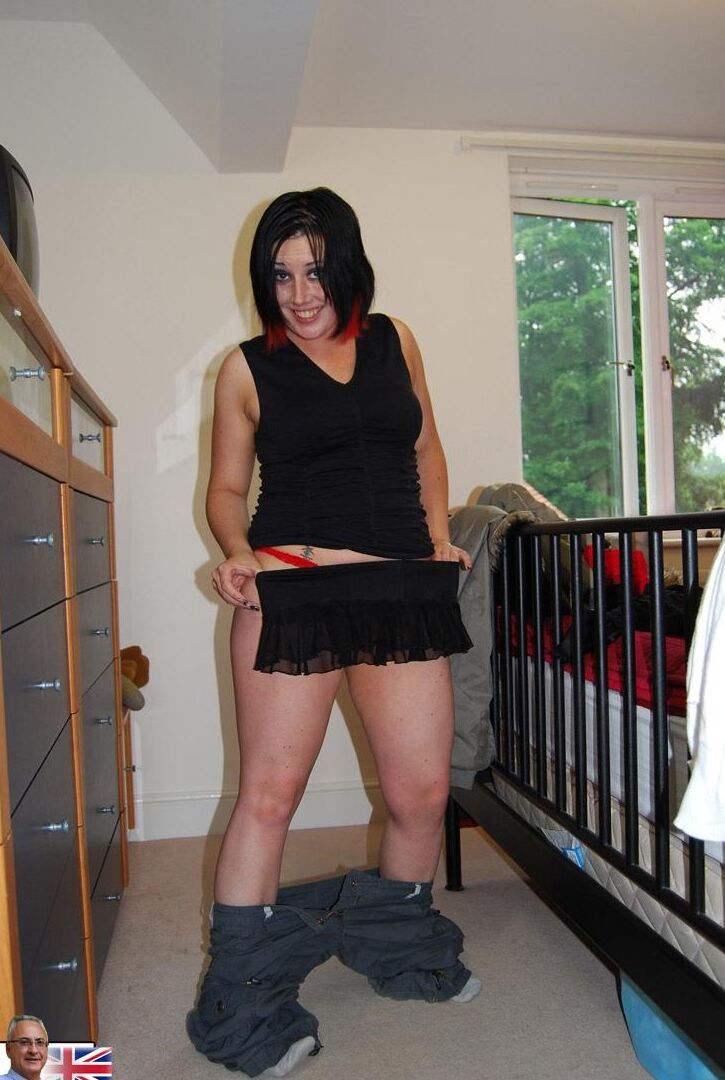 21P La gorda modelo amateur Kaicee juega con su coño antes de que Jim Slip lo haga