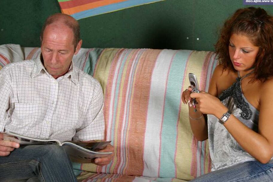 17P Uma jovem com cabelo ondulado dá um BJ ao Sugar Daddy antes de eles foderem