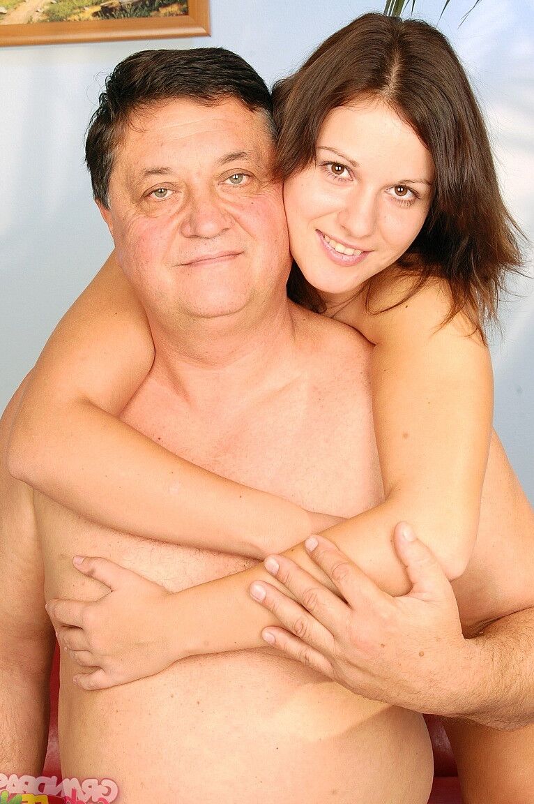 17P Die zierliche junge Dame namens Hadjara wird zu Hause von einem schmutzigen alten Mann benutzt