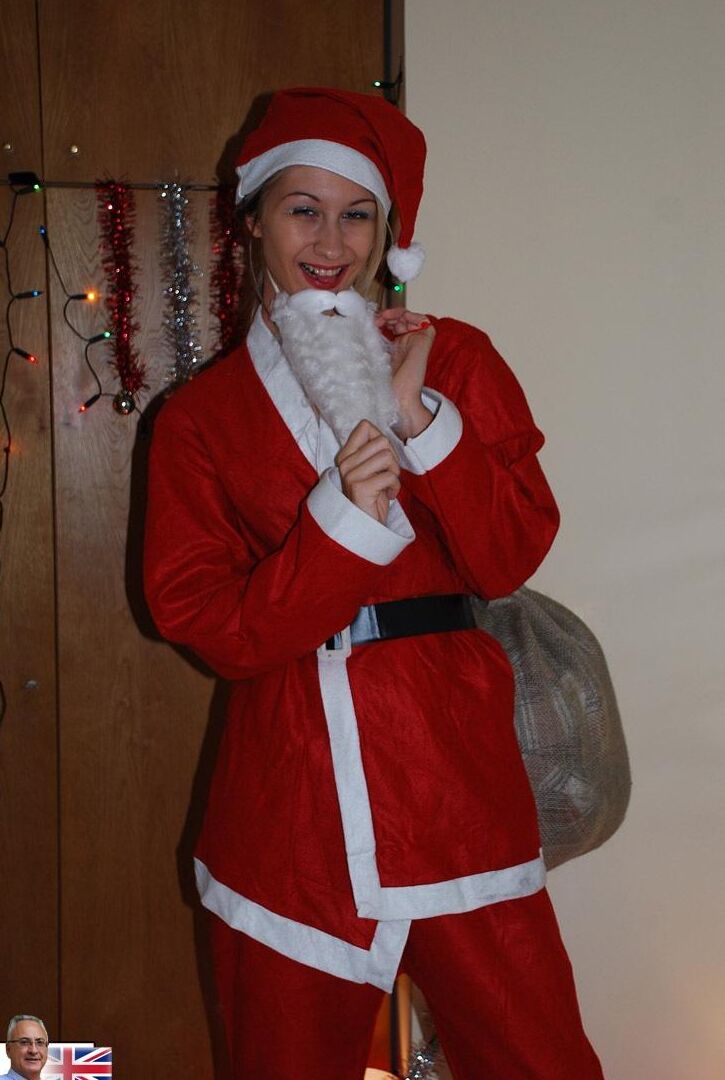 17P Cindy, l'assistante sexy du Père Noël, enlève son costume rouge pour se masturber en bas noirs