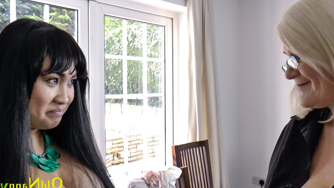 21P Office lady madura Kornele curtindo sexo lésbico quente com uma secretária vovó