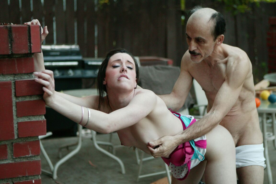 11P Janie Jones, jeune fille brune, baise avec des vieillards sales sur une terrasse.