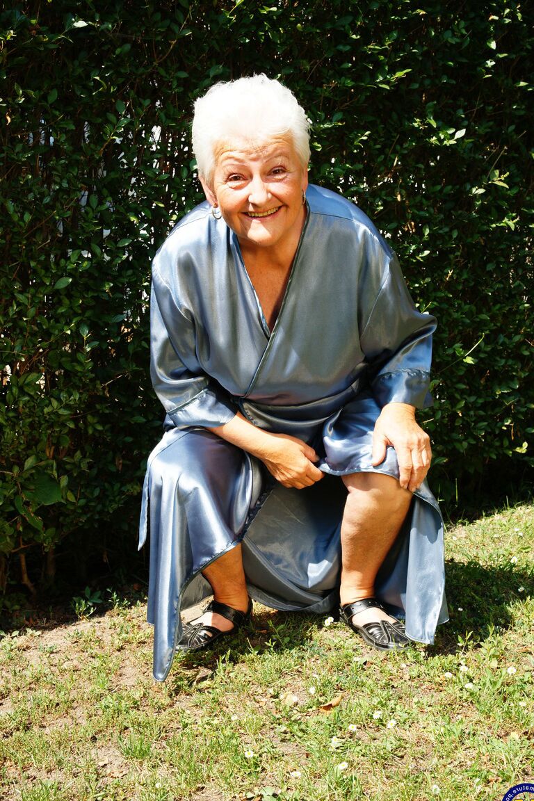 21P Crazy old granny Vera D drops her robe and masturbates in the back yard