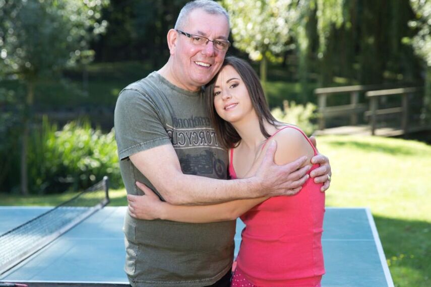 16P Une jolie adolescente baise un vieux mec après avoir perdu contre lui dans un match de tennis de table