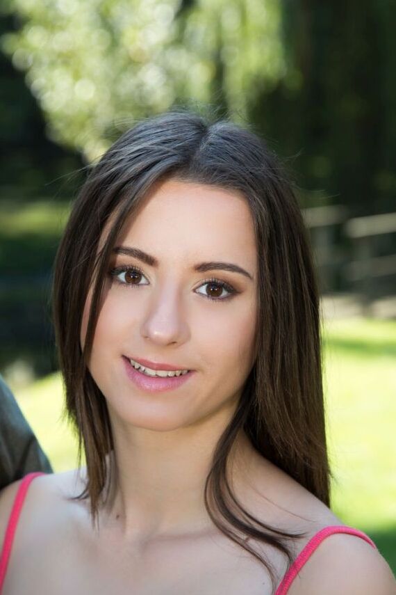 16P Une jolie adolescente baise un vieux mec après avoir perdu contre lui dans un match de tennis de table