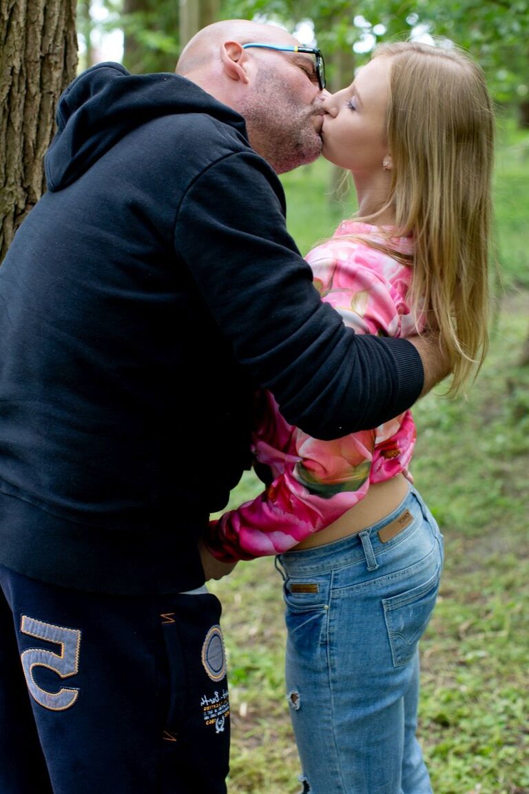 21P La joven Sabrina Blanc es acosada, seducida y follada duro en el parque