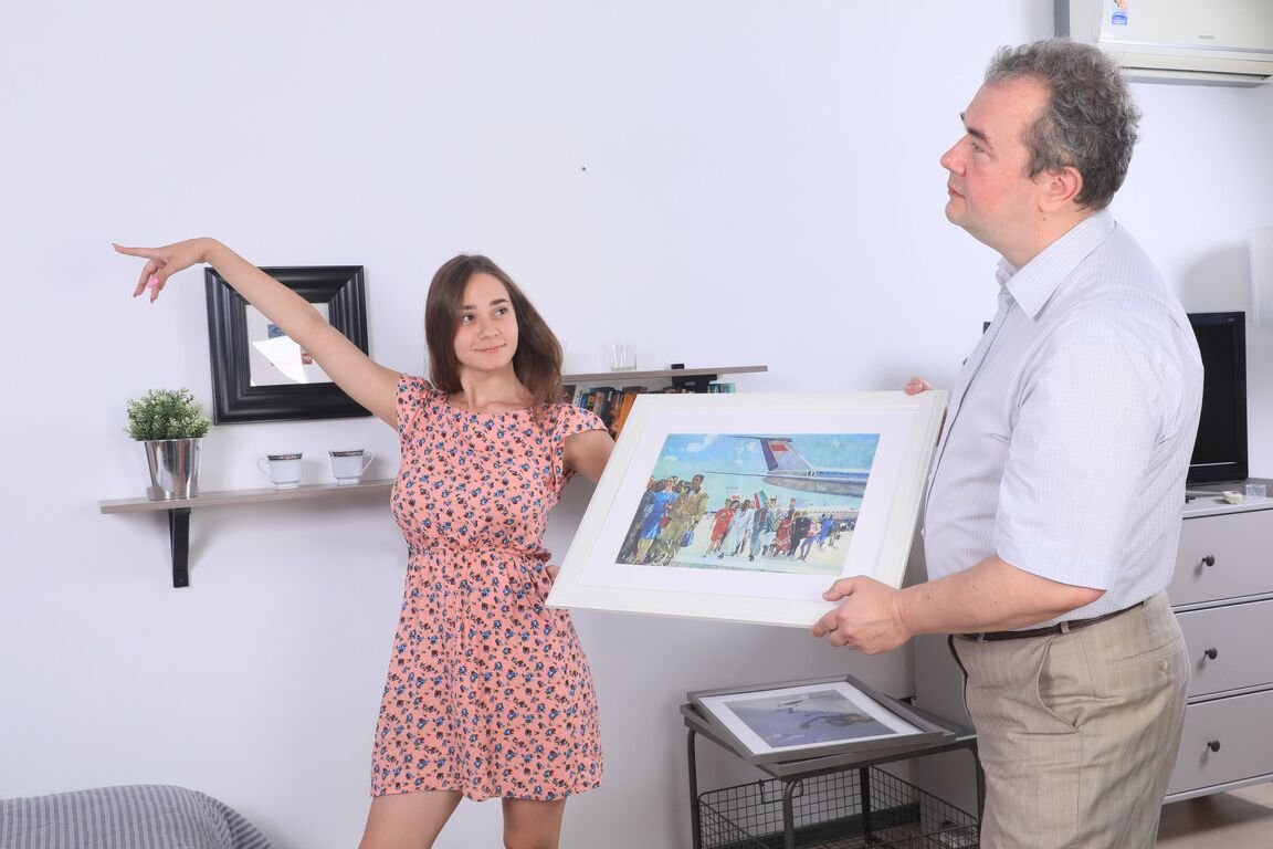 21P Petite adolescente europeia Kecy Hill mostra seus peitos grandes e é criticada por um papai