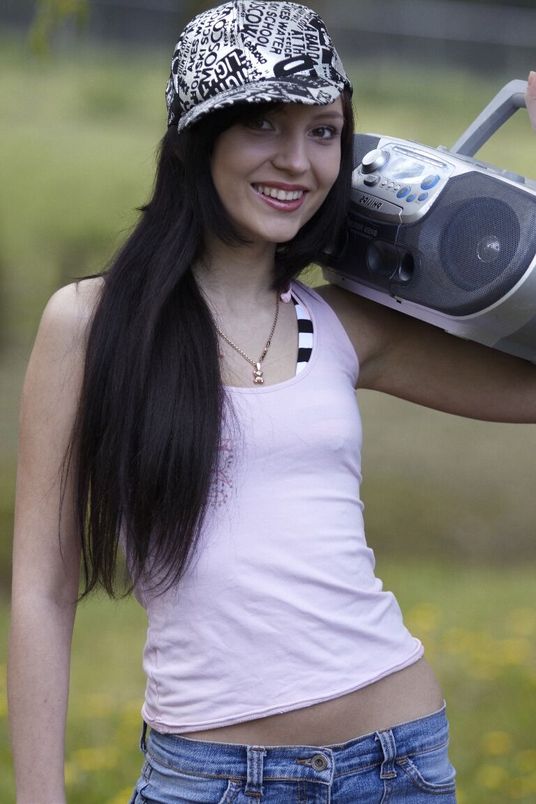 21P Slim adolescente Nataly Von come o pau de um velho antes de ser fodida ao ar livre