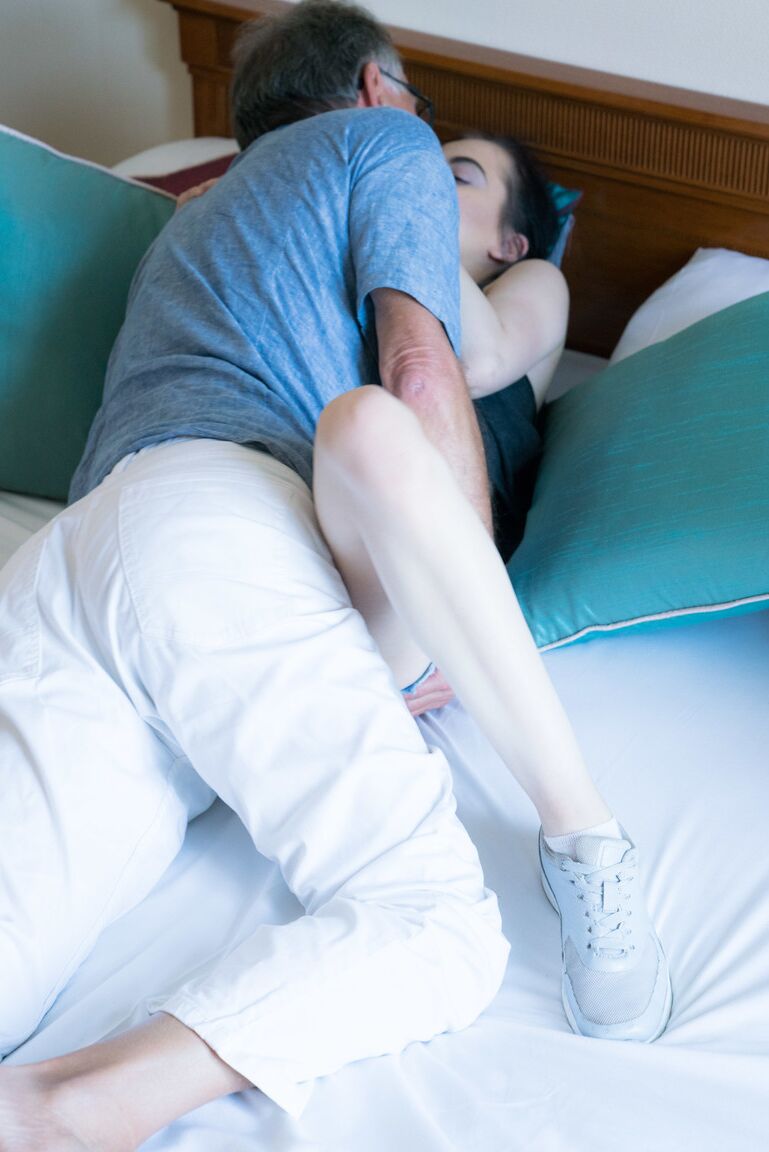 17P Junges brünettes Mädchen fickt ihren älteren Lehrer in einem Motelzimmer