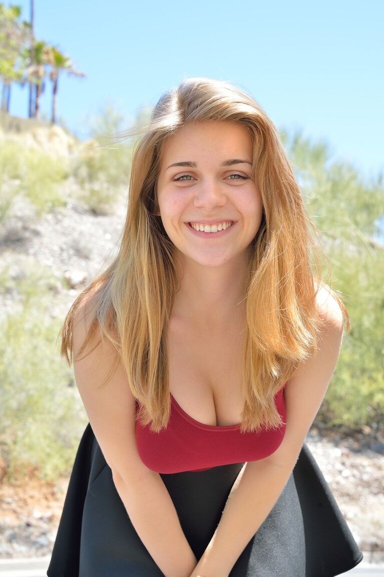 20P La belleza amateur sin bragas Lindsey se desnuda y hace jogging desnuda en público