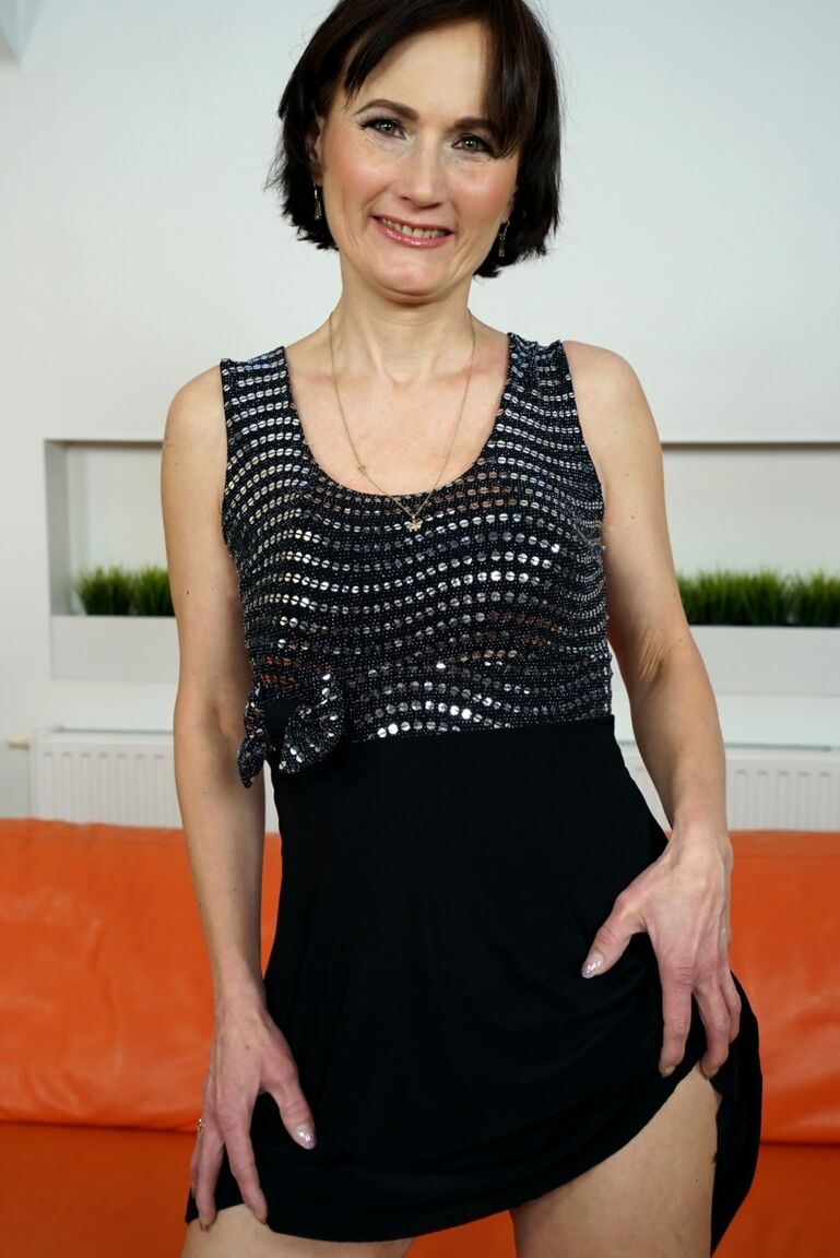 17P La abuela de pelo oscuro Alice Sharp se quita el vestido y abre su coño