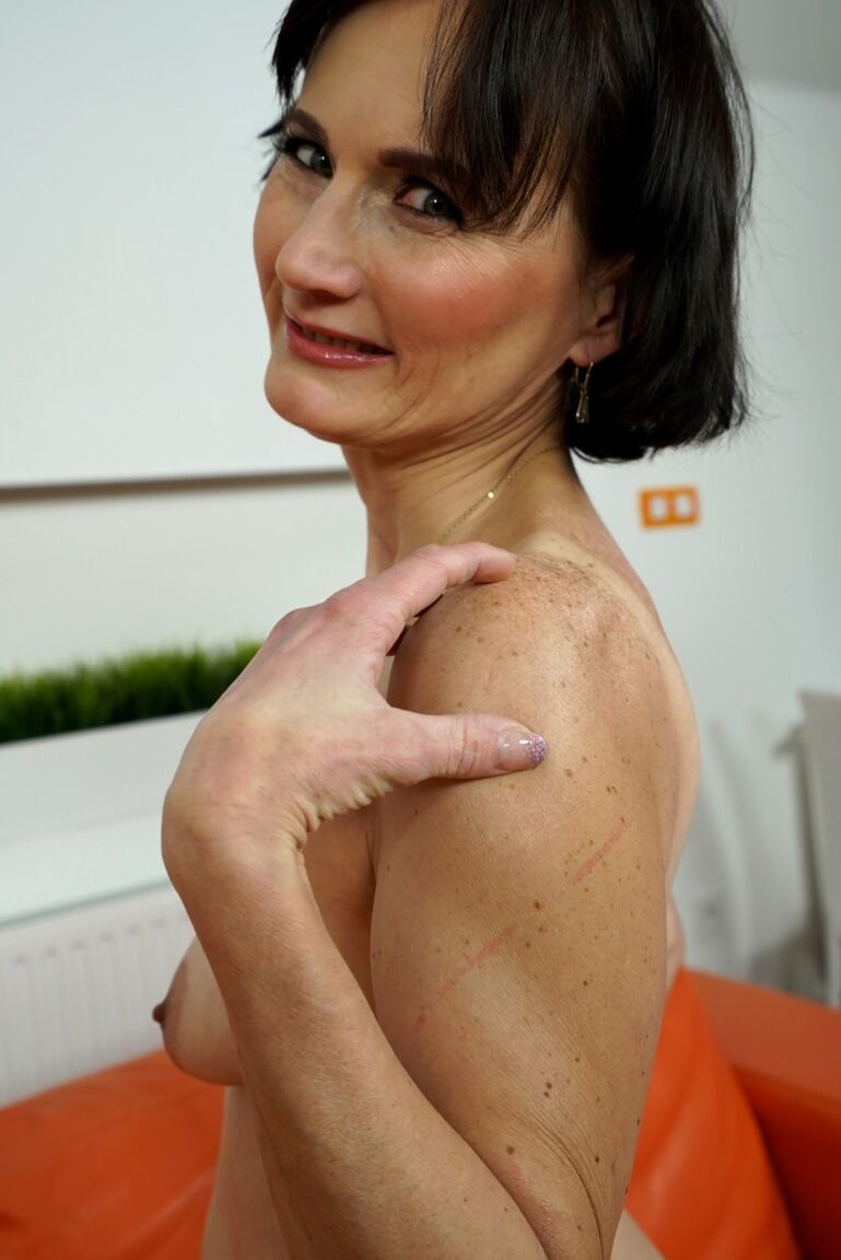 17P La abuela de pelo oscuro Alice Sharp se quita el vestido y abre su coño
