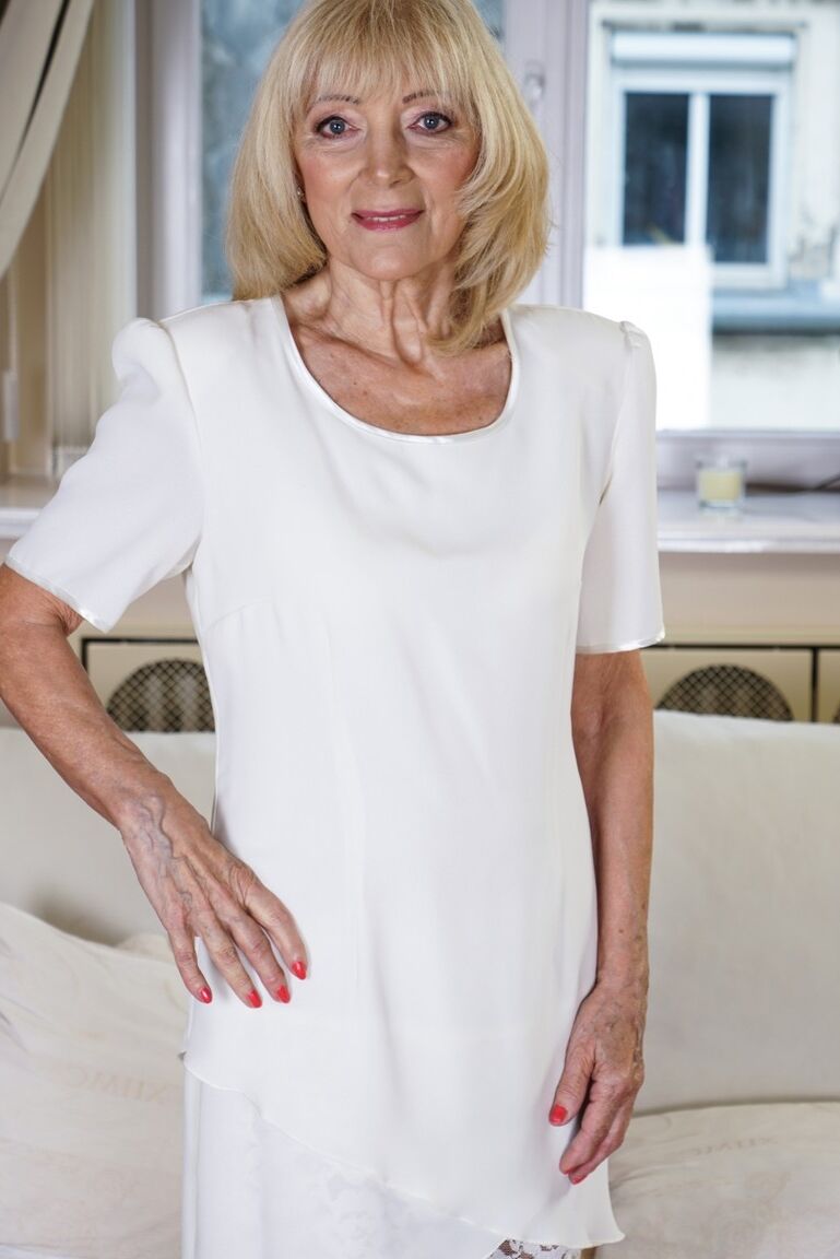 16P La belle mamie Szuzanne enlève sa tenue devant la caméra et pose nue