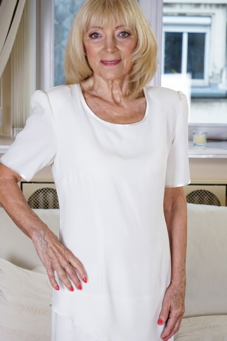 16P La belle mamie Szuzanne enlève sa tenue devant la caméra et pose nue