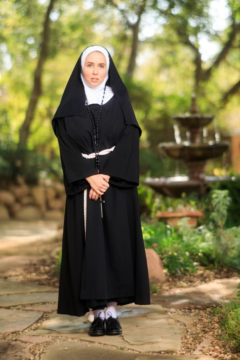 15P Thick Nun s'expose dans la cour en portant des chaussettes hautes