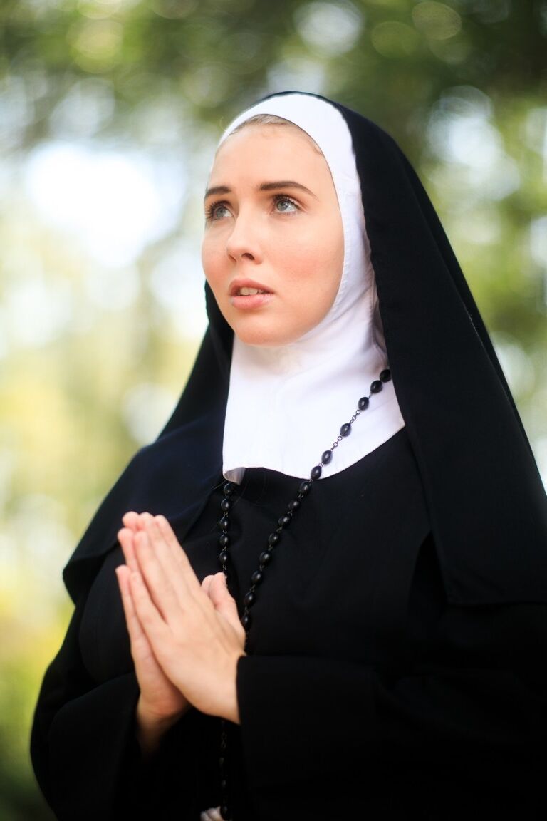 15P Thick Nun s'expose dans la cour en portant des chaussettes hautes