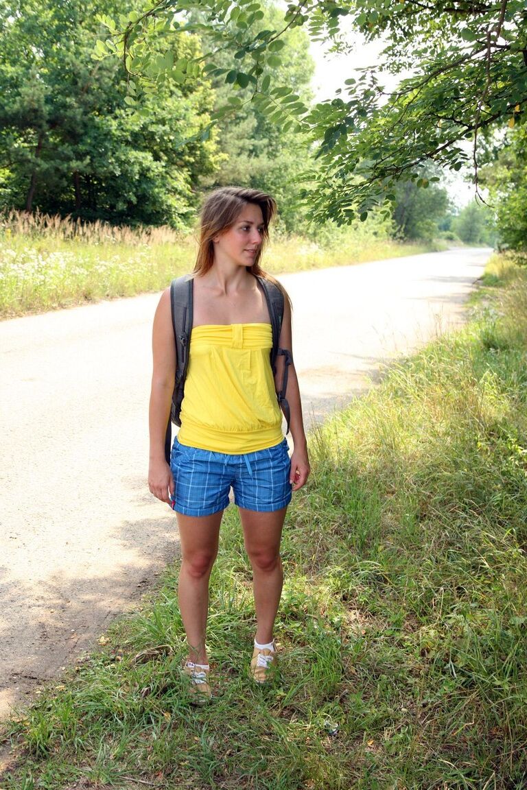18P A adolescente caucasiana Bella E fica nua em uma estrada depois de se masturbar debaixo de uma árvore