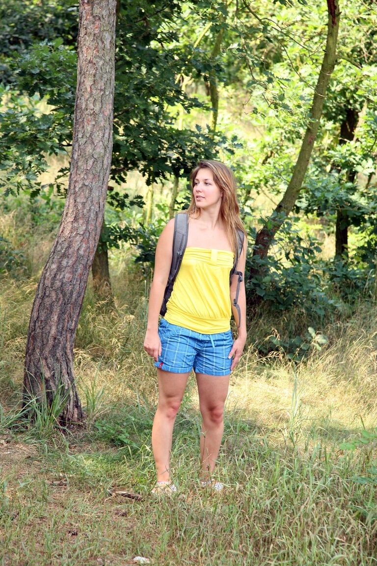18P A adolescente caucasiana Bella E fica nua em uma estrada depois de se masturbar debaixo de uma árvore