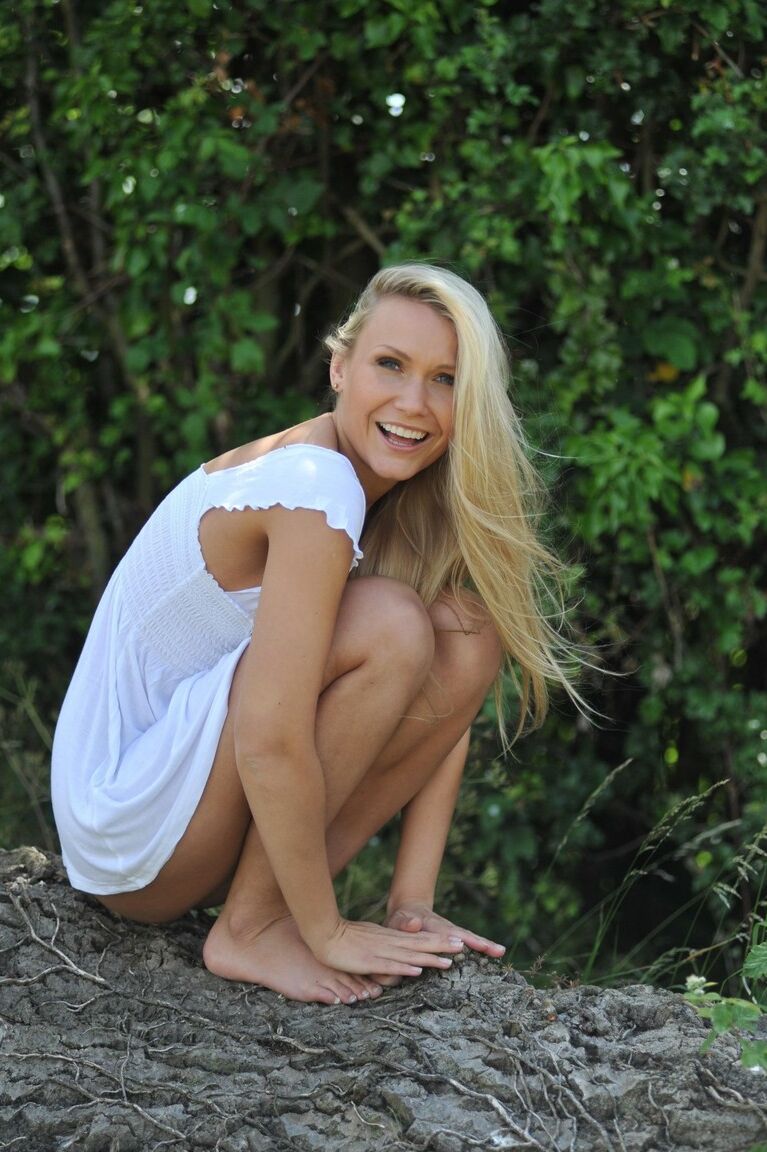 12P Das blonde Mädchen Michaela zeigt ihren nackten Arsch, nachdem sie sich auf einem Feld nackt gemacht hat