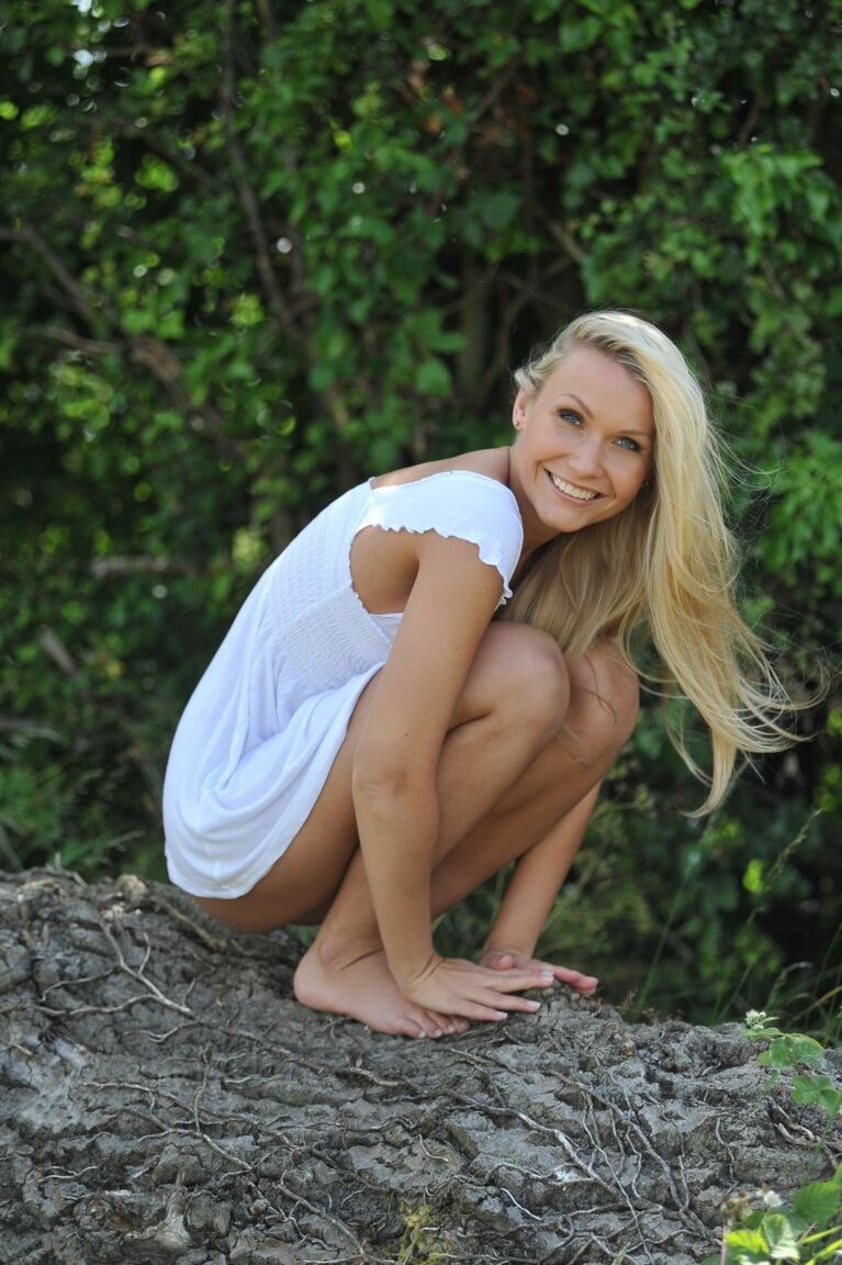 12P Das blonde Mädchen Michaela zeigt ihren nackten Arsch, nachdem sie sich auf einem Feld nackt gemacht hat