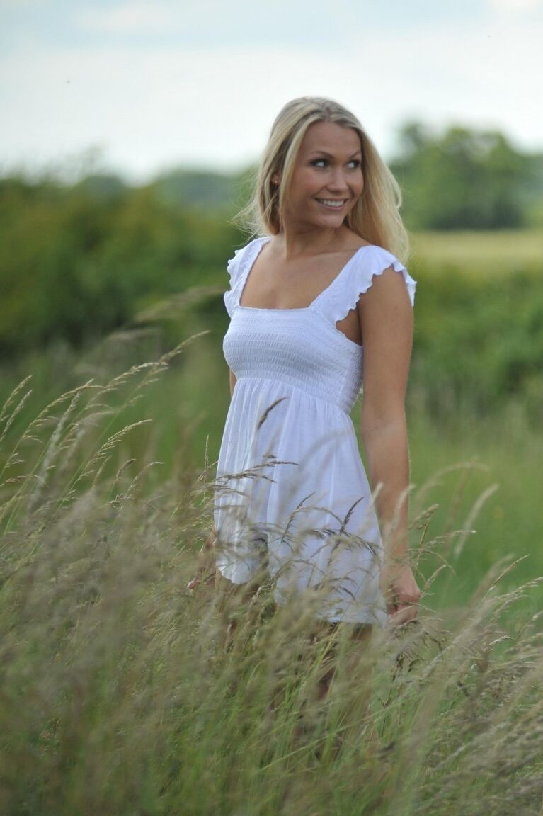 12P Das blonde Mädchen Michaela zeigt ihren nackten Arsch, nachdem sie sich auf einem Feld nackt gemacht hat
