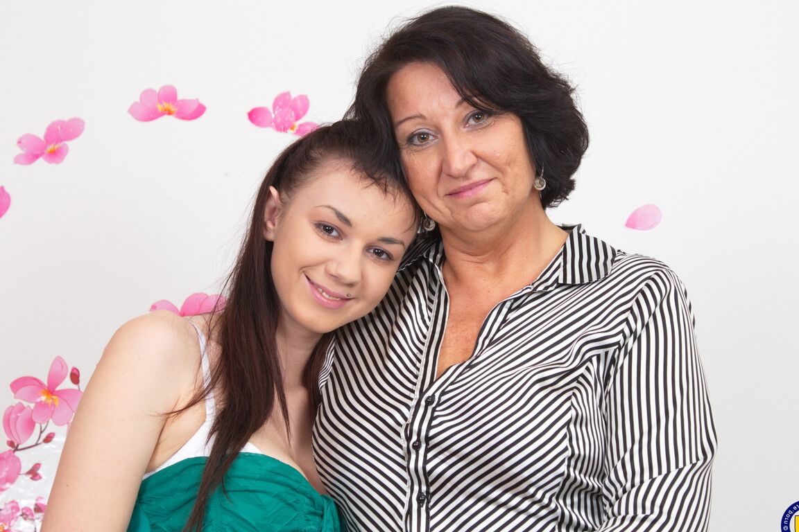 21P Old & young lesbians Bela & Veronique fingering, toying & tonguing each other