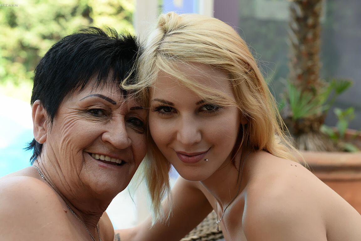 20P A adolescente loira Candy Sweet se envolve em relações lésbicas com a vovó Anastasia