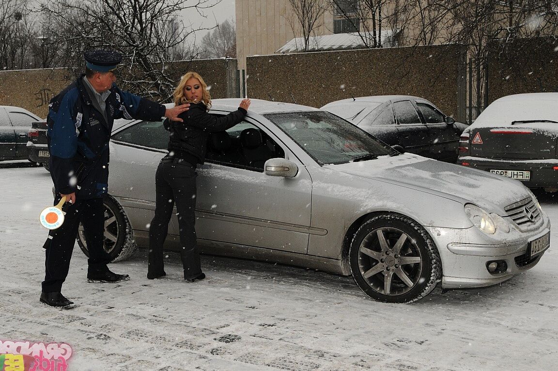18P La sexy rubia Nikky Thorne seduce a un policía mayor y se lo folla duro