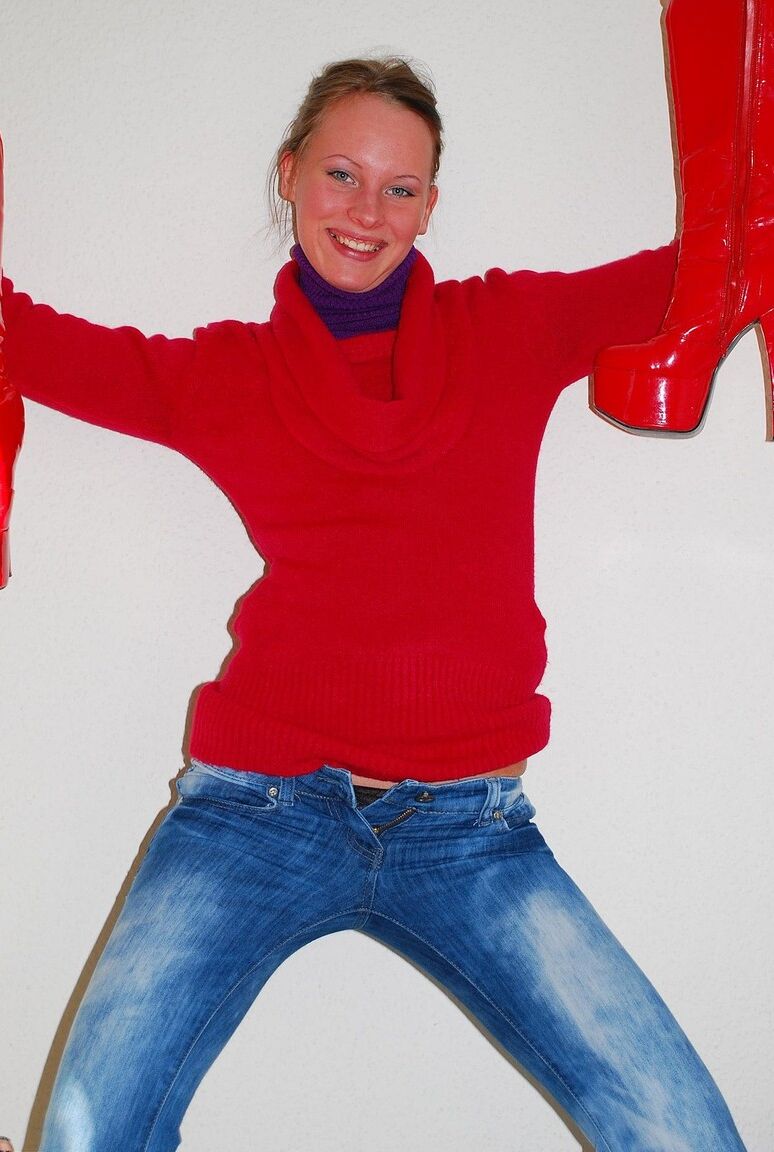 18P dünne Gita-Blondine mit Zöpfen in Netzstrümpfen