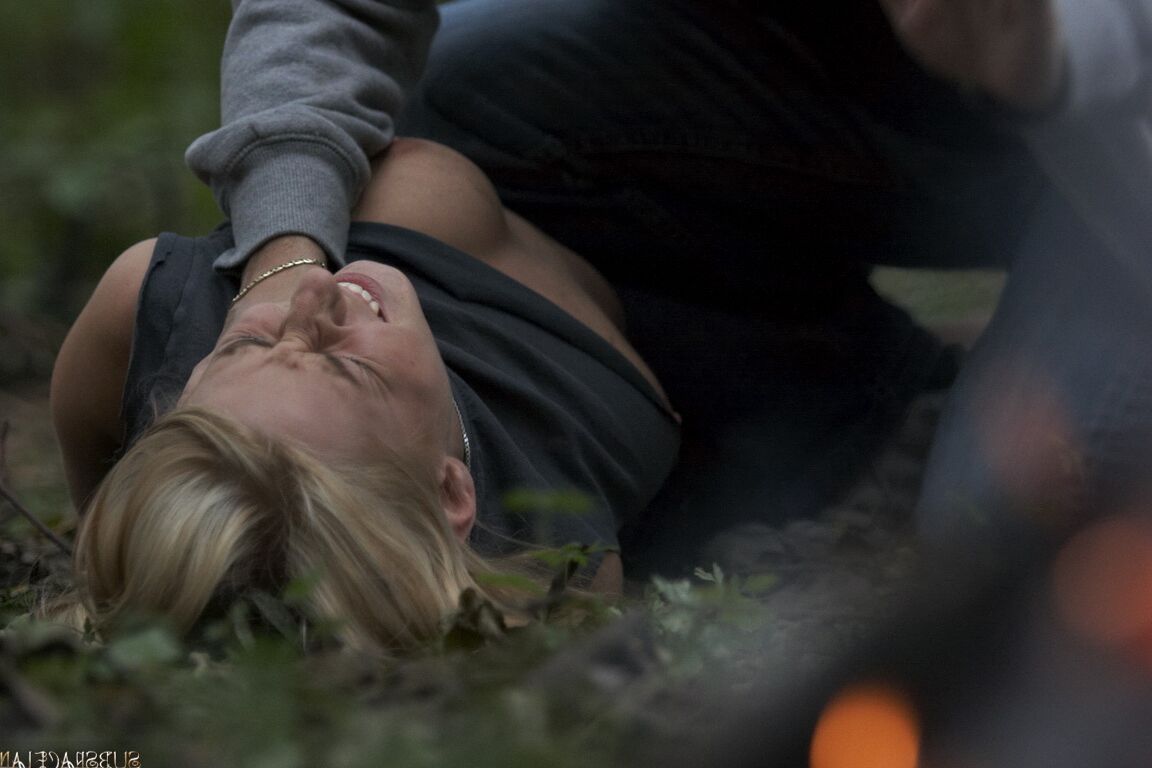 20P Blonde Teenagerin mit kleinen Titten Caroline Fox wird im Wald erwischt und gefoltert