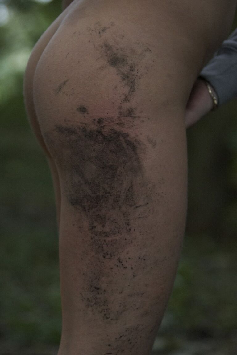20P Blonde Teenagerin mit kleinen Titten Caroline Fox wird im Wald erwischt und gefoltert