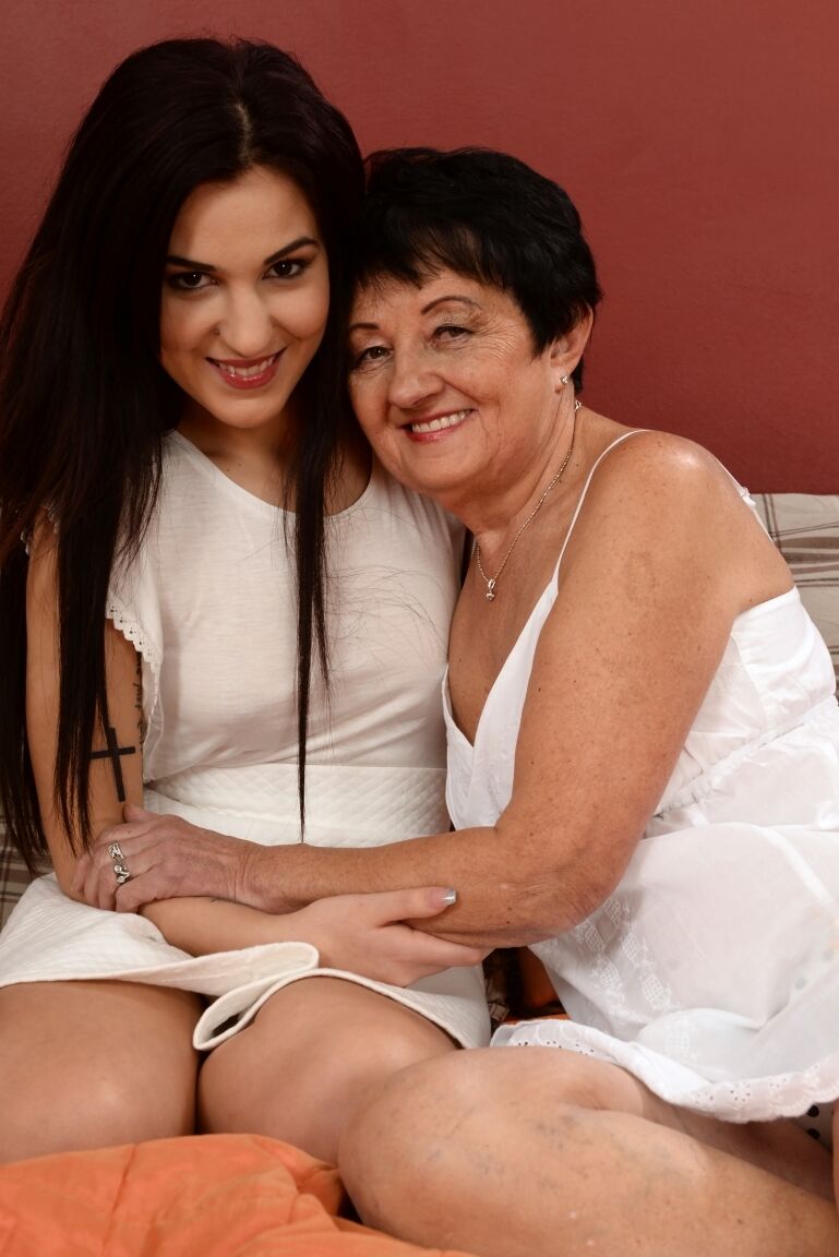 20P A adolescente Bella Beretta tira a roupa com sua avó Hettie e gosta de sexo lésbico