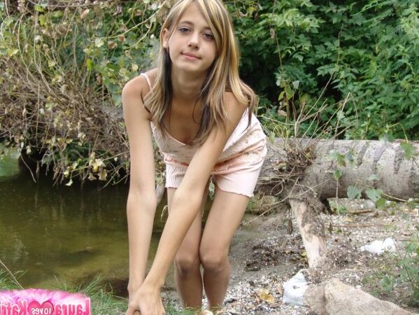 15P Joven rubia descarada se desnuda hasta dejar al descubierto su coño afeitado en el bosque