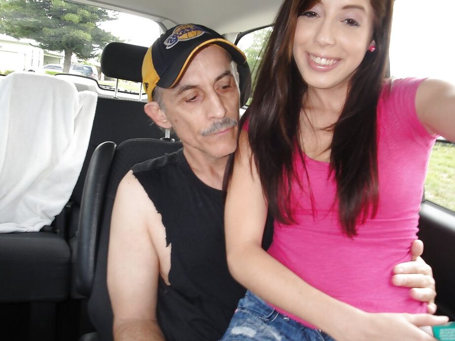 16P A gata adolescente Allison Banks chupando um pau e sendo fodida por um velho